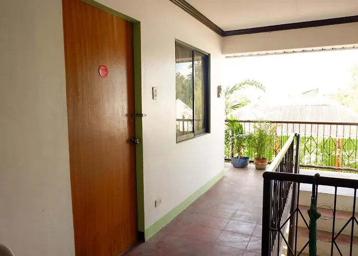 Reddoorz Near Maribago Barangay Hall 호텔 2*